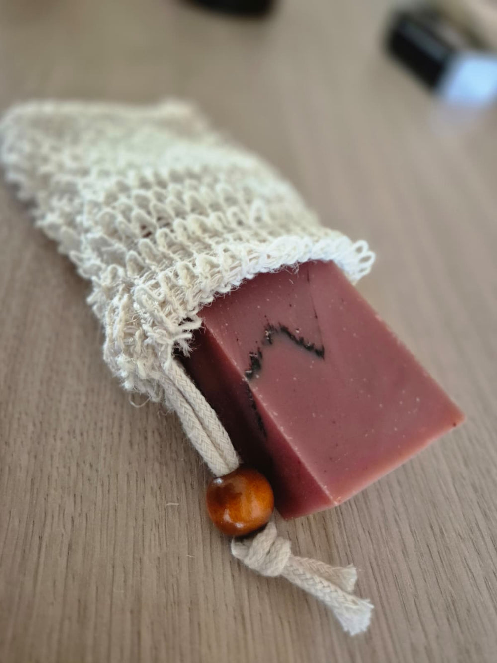 Gehäkelter Seifenbeutel mit Holzperle