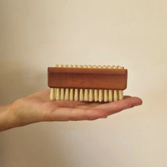 Nagelbürste aus Birnbaumholz.