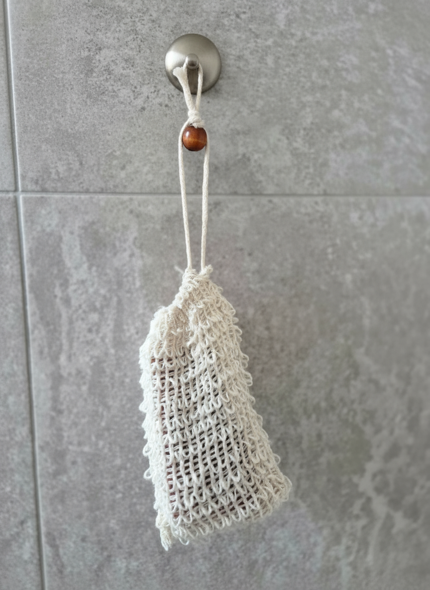 Gehäkelter Seifenbeutel mit Holzperle